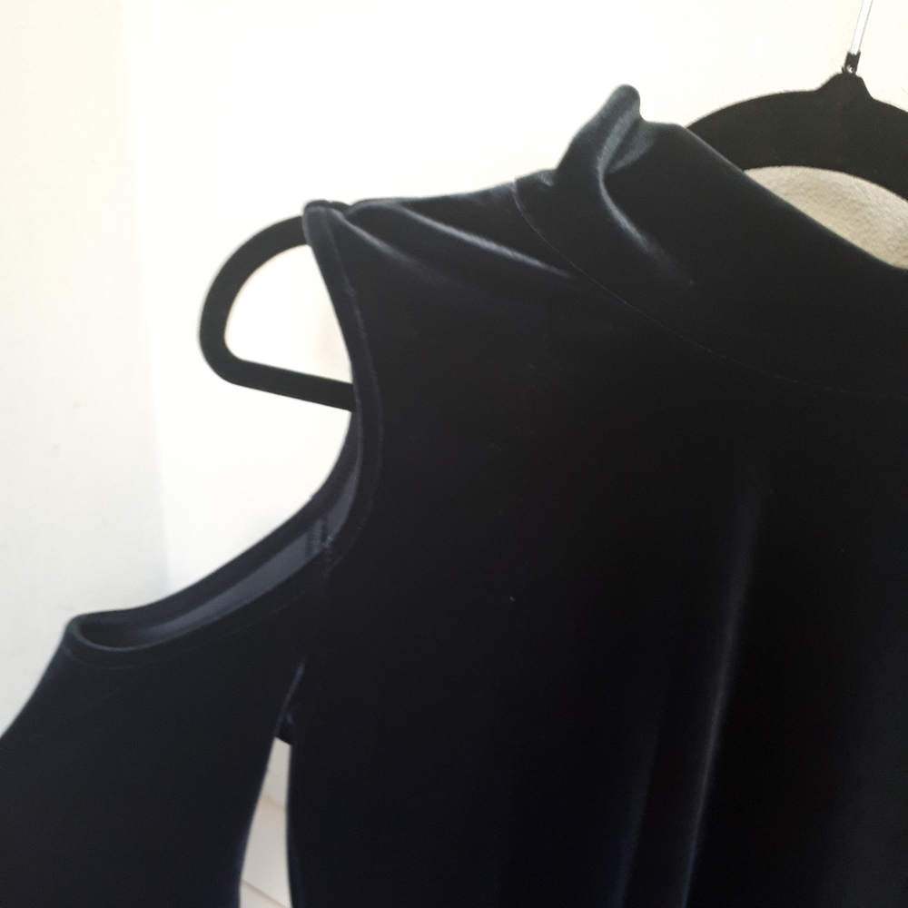 Witchery Blue Velvet Cold Shoulder Blouse Size Small - Picture 8 of 12